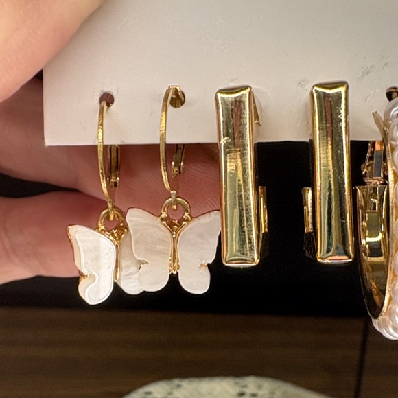 NWT Gold Tone and Pearl Butterfly Earring Set - Picture 3 of 5